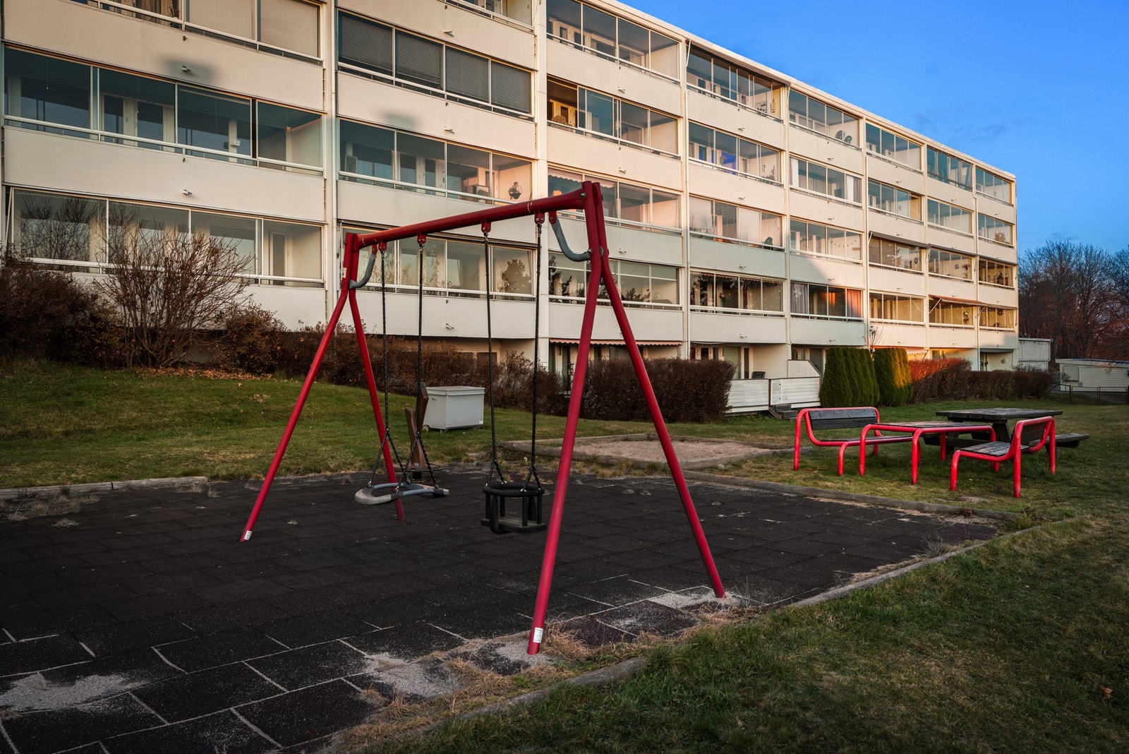 Lekeplass bak blokken Galleribilde