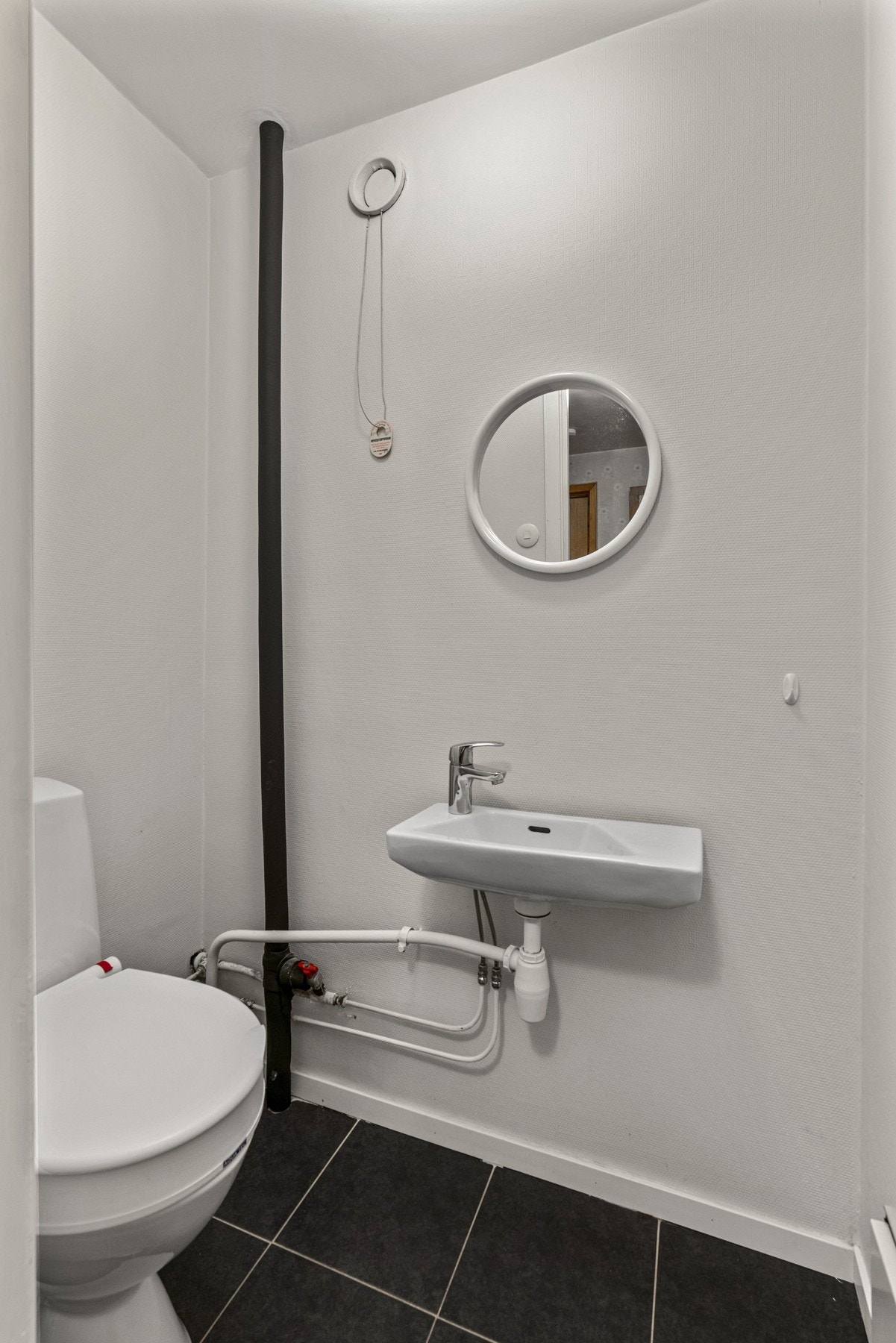 Separat wc med flislagt gulv Galleribilde