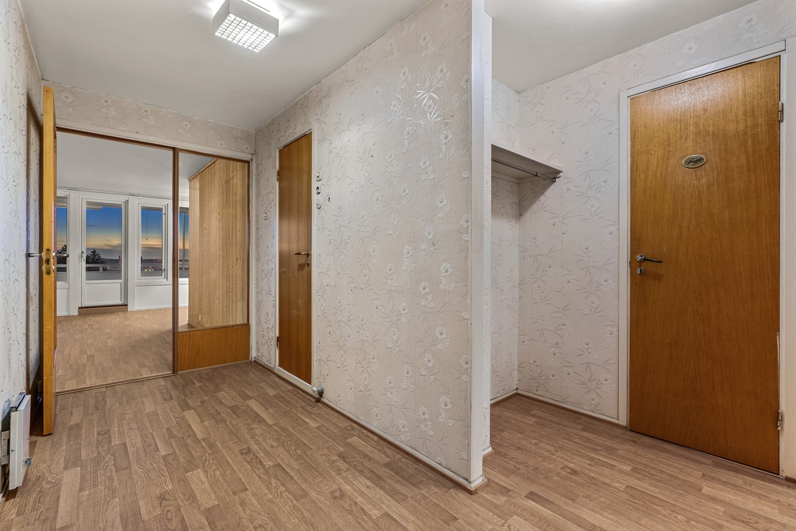 Gangen er stor og har tilkomst til bad, wc, 2 soverom og stue Galleribilde