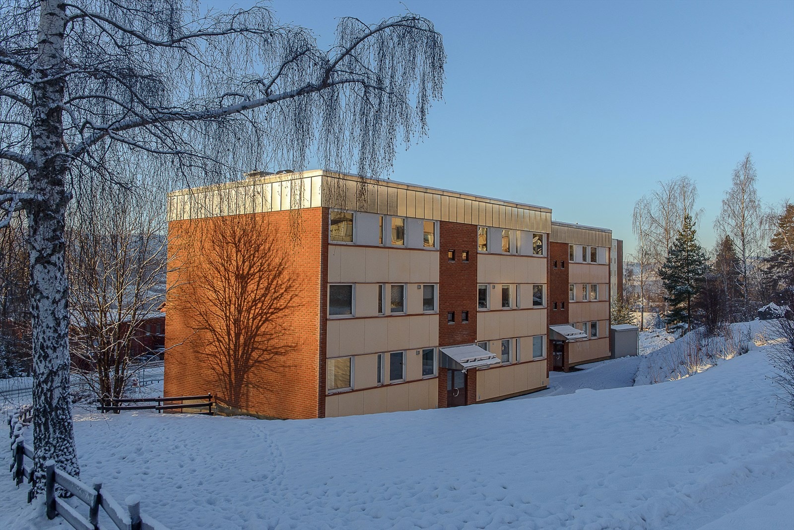 Leiligheten ligger på enden av blokka og har inngang fra både øst og vest. Galleribilde