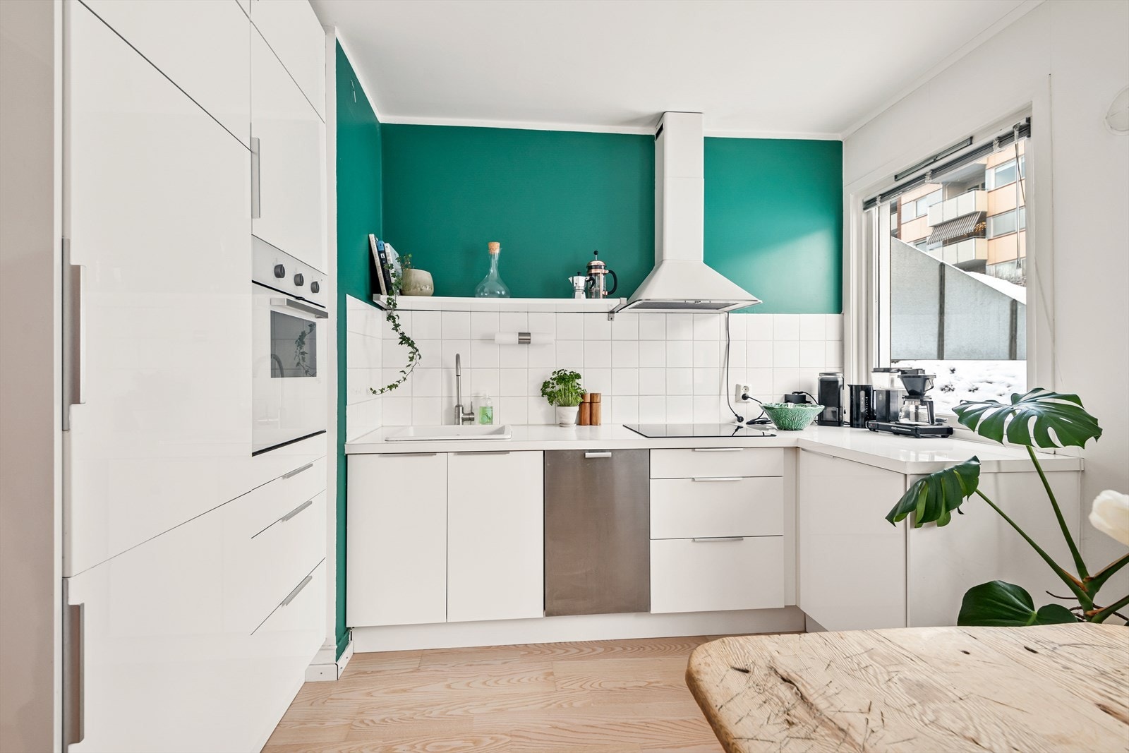 Innredning er utført med laminerte skrog, glatte fronter og laminat benkeplate. Galleribilde