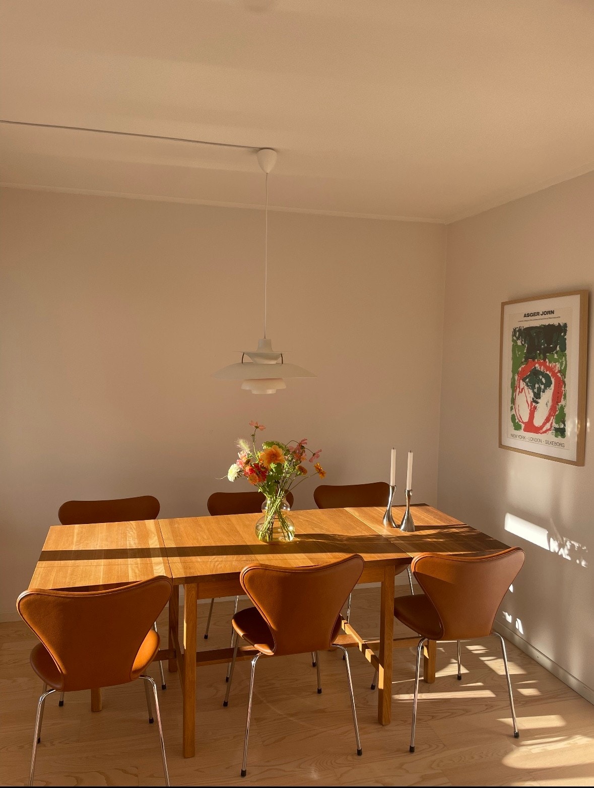 Selgers bilde med ettermiddagslys inn i stua II. Galleribilde