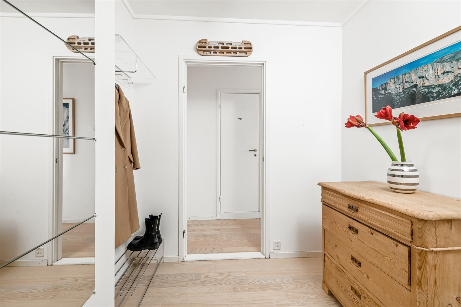 Lys og hyggelig entré ønsker deg velkommen. Galleribilde
