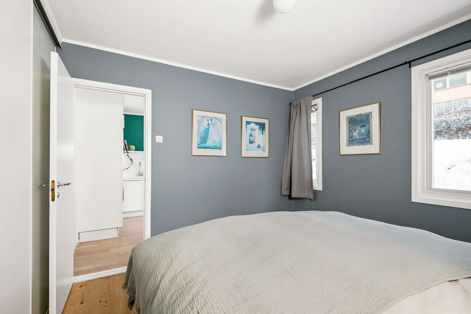 Rommet har gode oppbevaringsløsninger som skyvedørsgarderobe og videre tilgang til kott/bod på 3 m2. Galleribilde