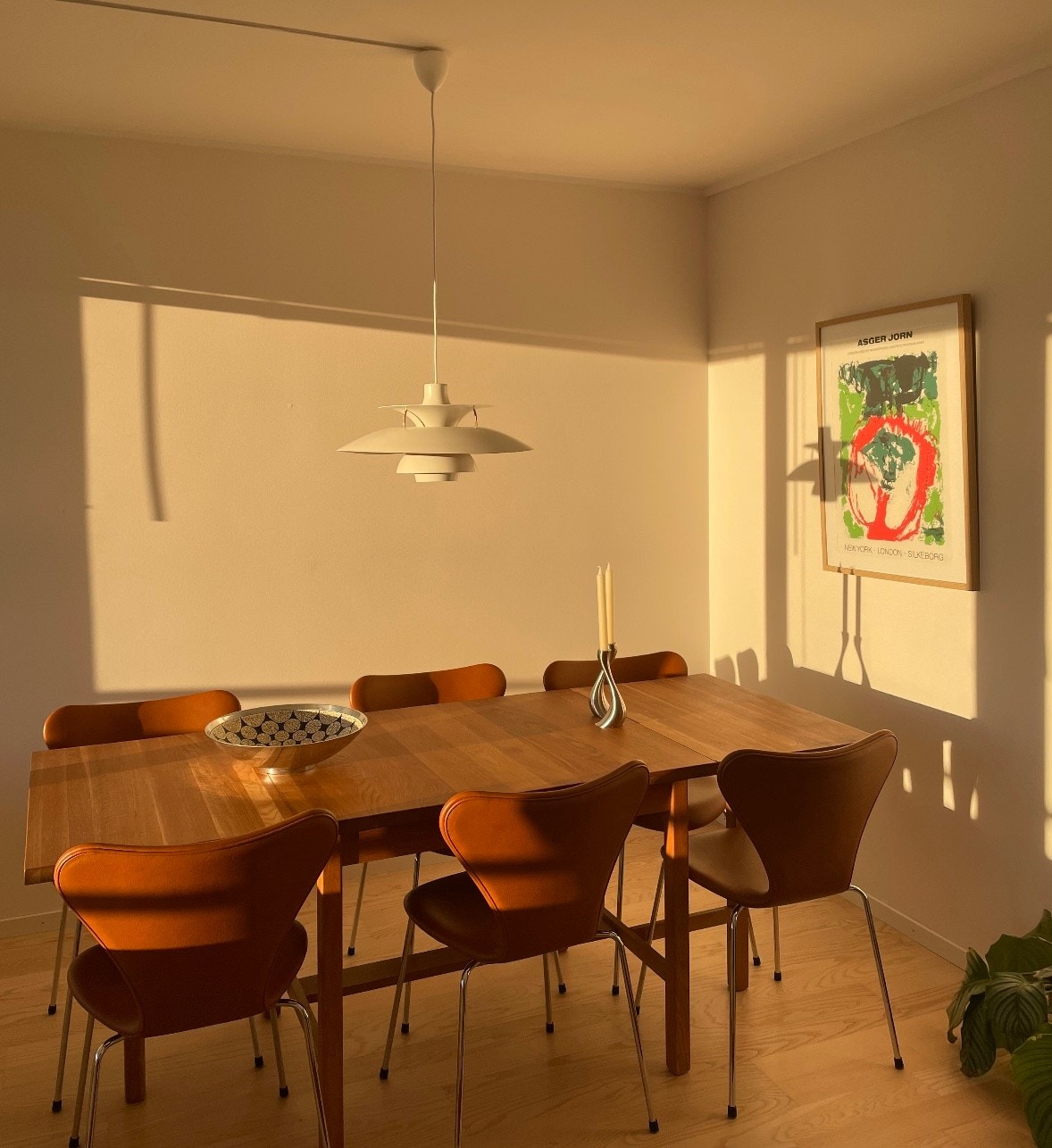 Selgers bilde med ettermiddagslys inn i stua I. Galleribilde