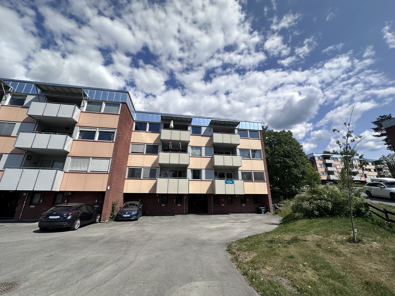 Fast parkeringsplass medfølger rett ved inngangspartiet Galleribilde