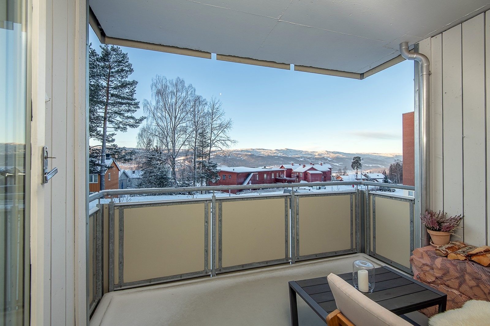 Leiligheten ligger i en høy 1. etasje med solgang fra tidlig ettermiddag til solnedgang Galleribilde
