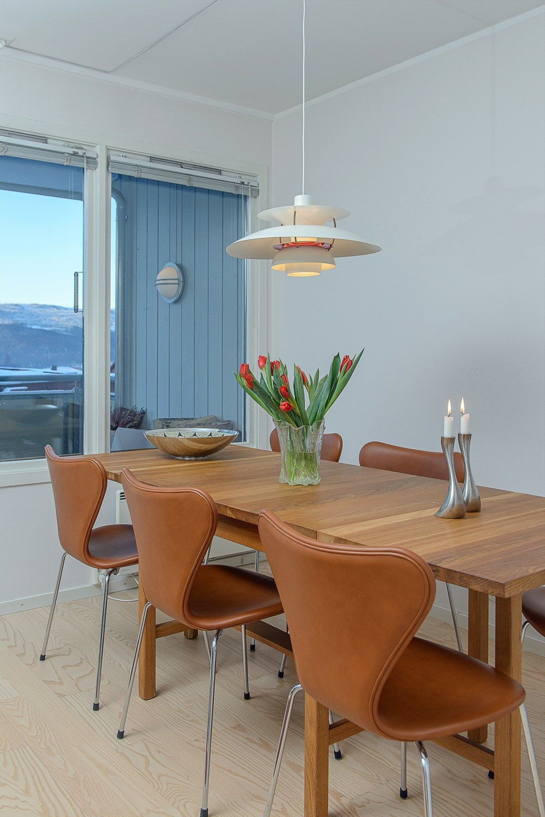 Fin plass for langbord i denne delen av stuen Galleribilde