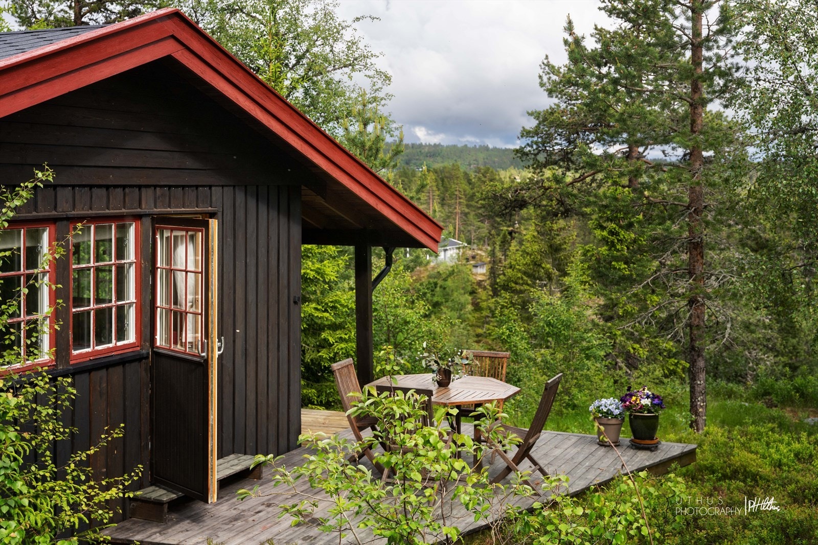 Velkommen til en sjarmerende hytte omringet av skog og fjell, presentert av Bendik Blumenthal v/ Nordvik Eiendomsmegling. Galleribilde