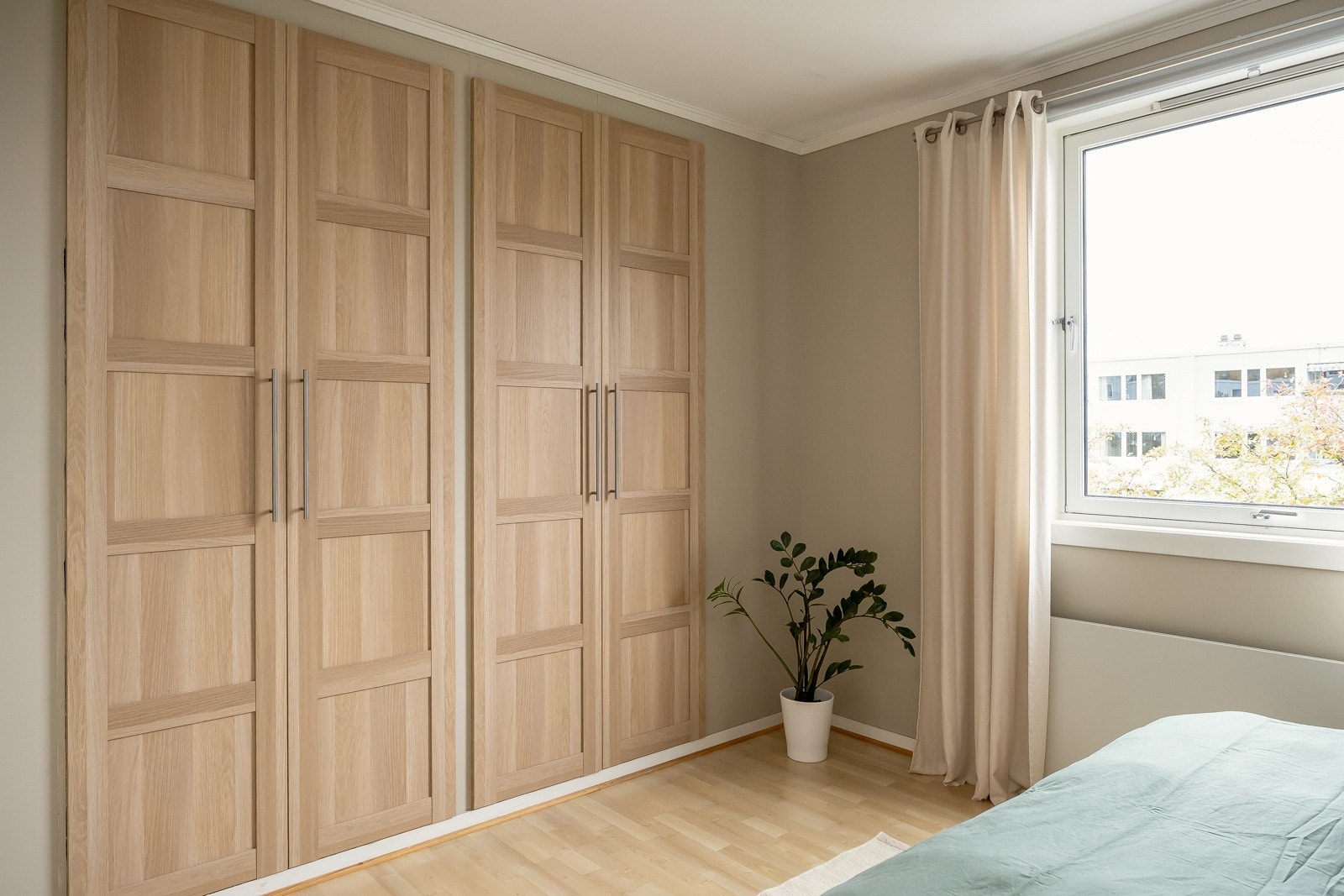 I tillegg er det integrert garderobe med kledelige fronter på hovedsoverommet. Galleribilde