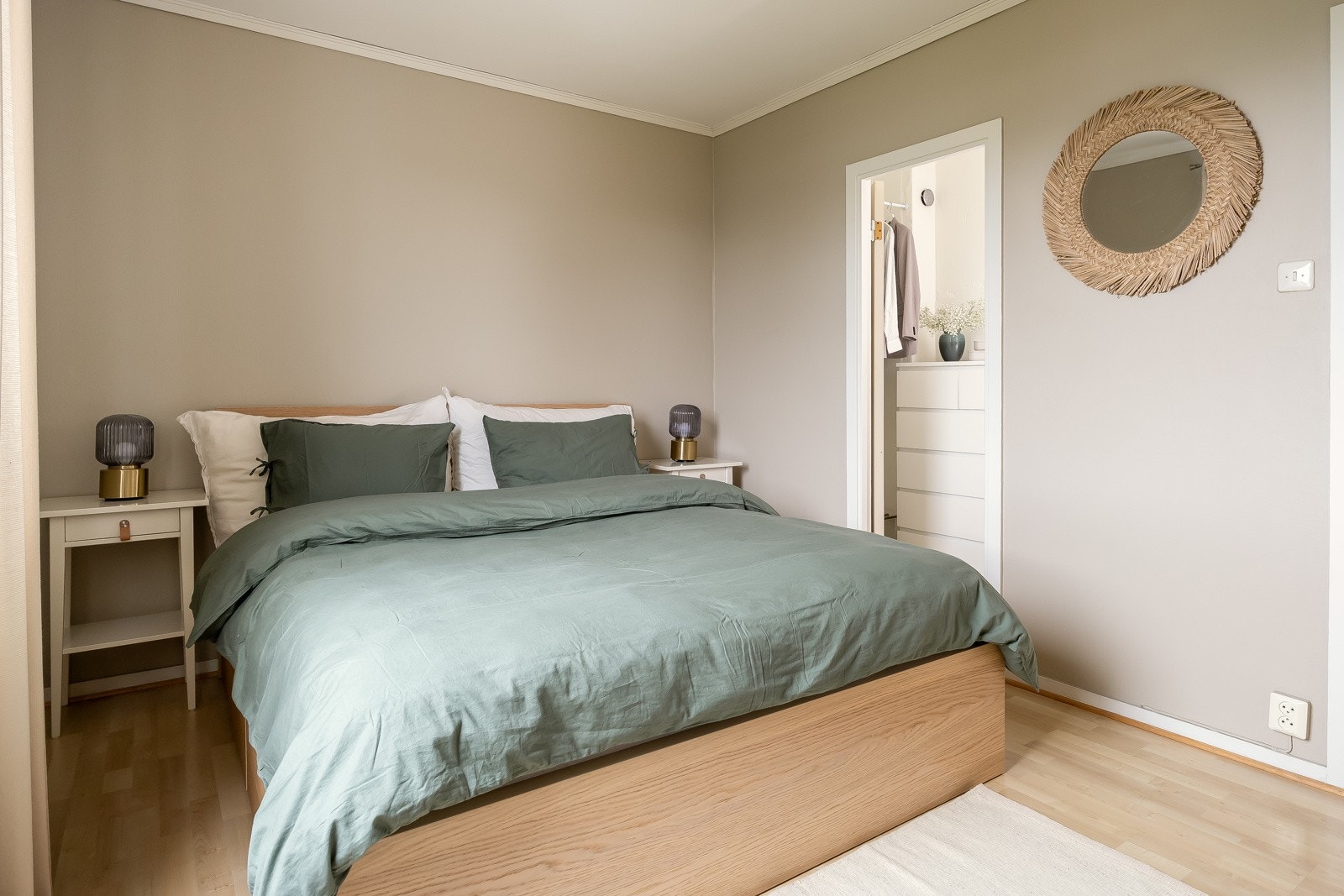 Hovedsoverommet har tilgang på en egen bod/walk in garderobe på ca. 2,5 kvm. Galleribilde