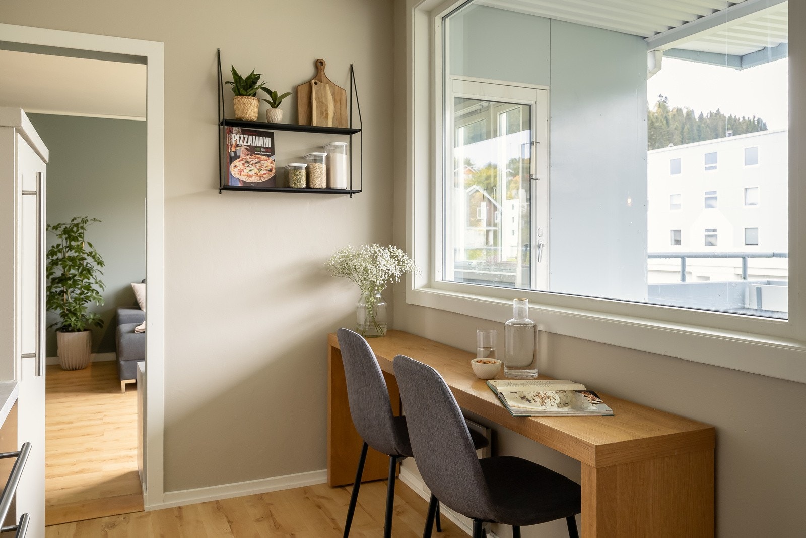 Hyggelig spiseplass ut mot balkongen. Galleribilde