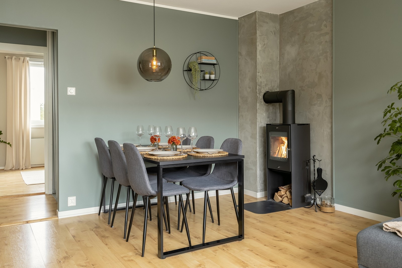 Pipeløpet ble oppgradert med stålrør i 2020, og det er etablert moderne vedovn i stua. Galleribilde