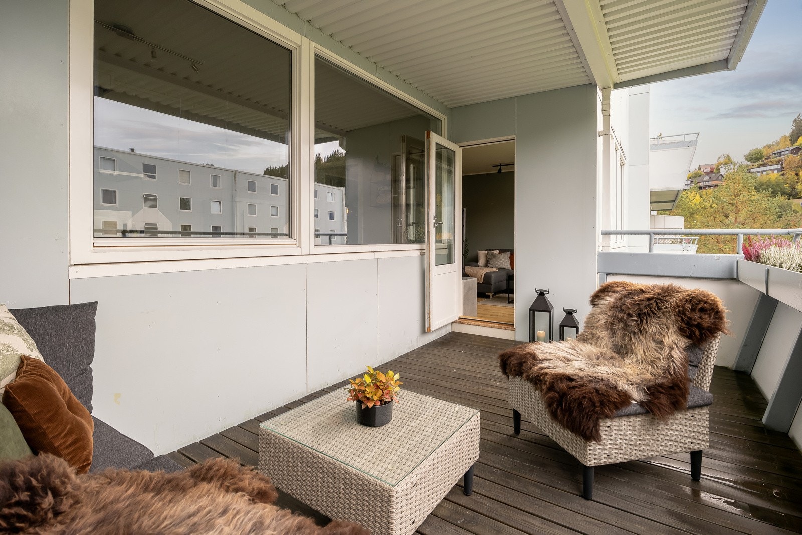 Romslig vestvendt balkong på ca. 11 kvm med gode solforhold fra ca. kl. 13.30-21 på sommerstid. Galleribilde