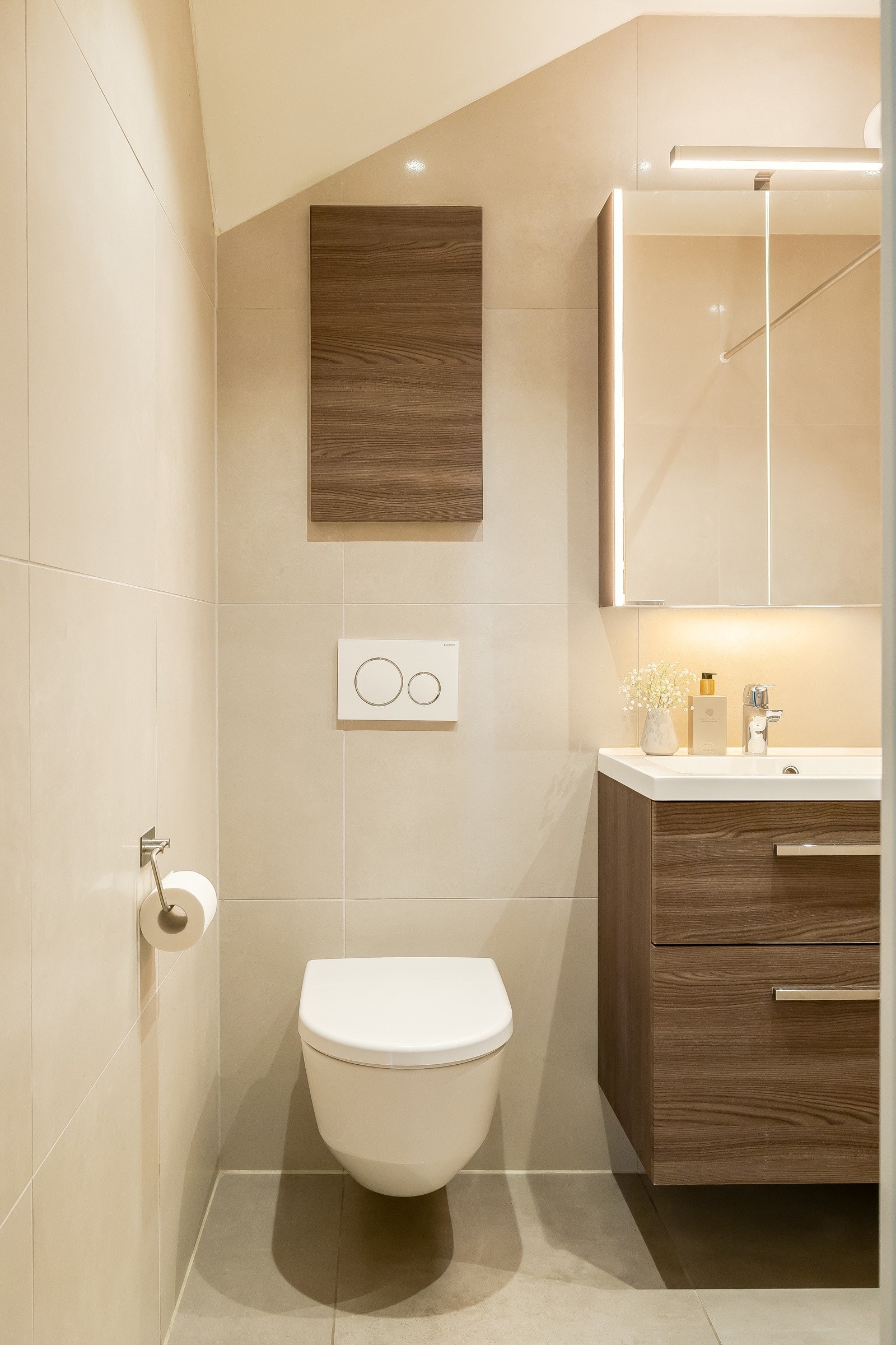 Badet er for øvrg utstyrt med vegghengt toalett, romslig baderomsinnredning og fuktstyrt avtrekksvifte. Galleribilde