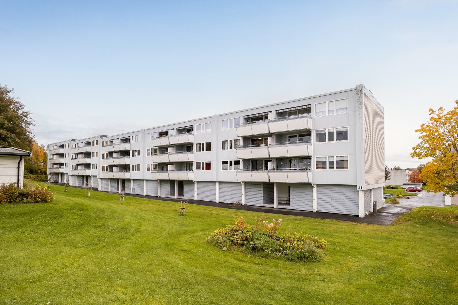 Boligen ligger i en høy 2. etasje, og vender ut mot et frodig grøntareal mellom bebyggelsen. Galleribilde