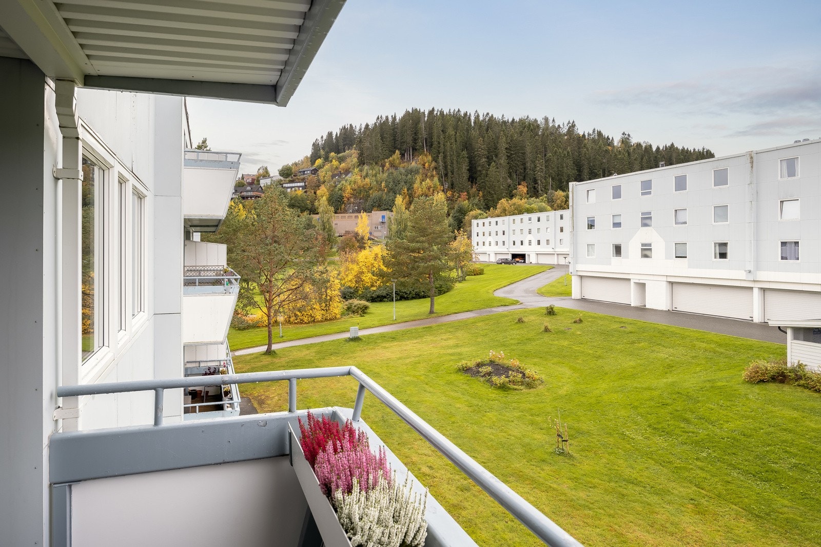 Boligen ligger distansert fra trafikkerte gater, og er godt skjermet mot innsyn og støy. Galleribilde