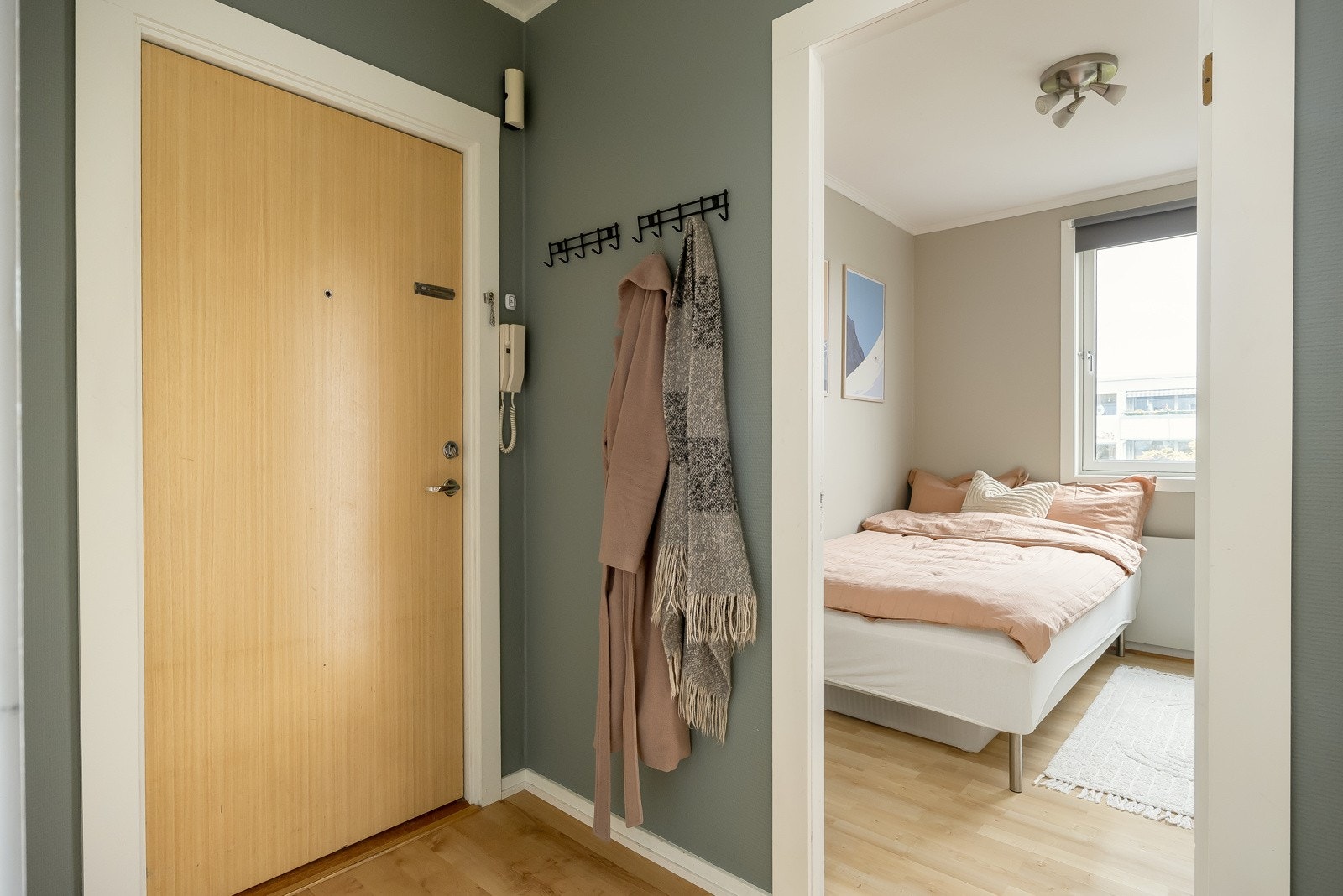 Praktisk entré med oppheng i tillegg til skyvedørsgarderobe for lagring. Galleribilde