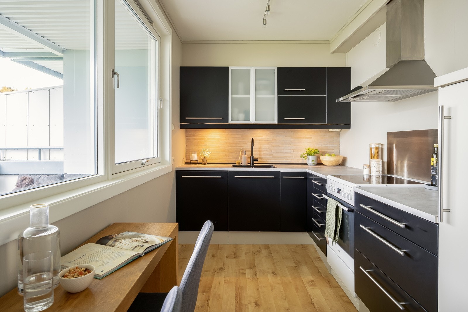 Kjøkkenet vender ut mot balkongen, og nyter naturlig lysinnslipp fra store kjøkkenvindu. Galleribilde