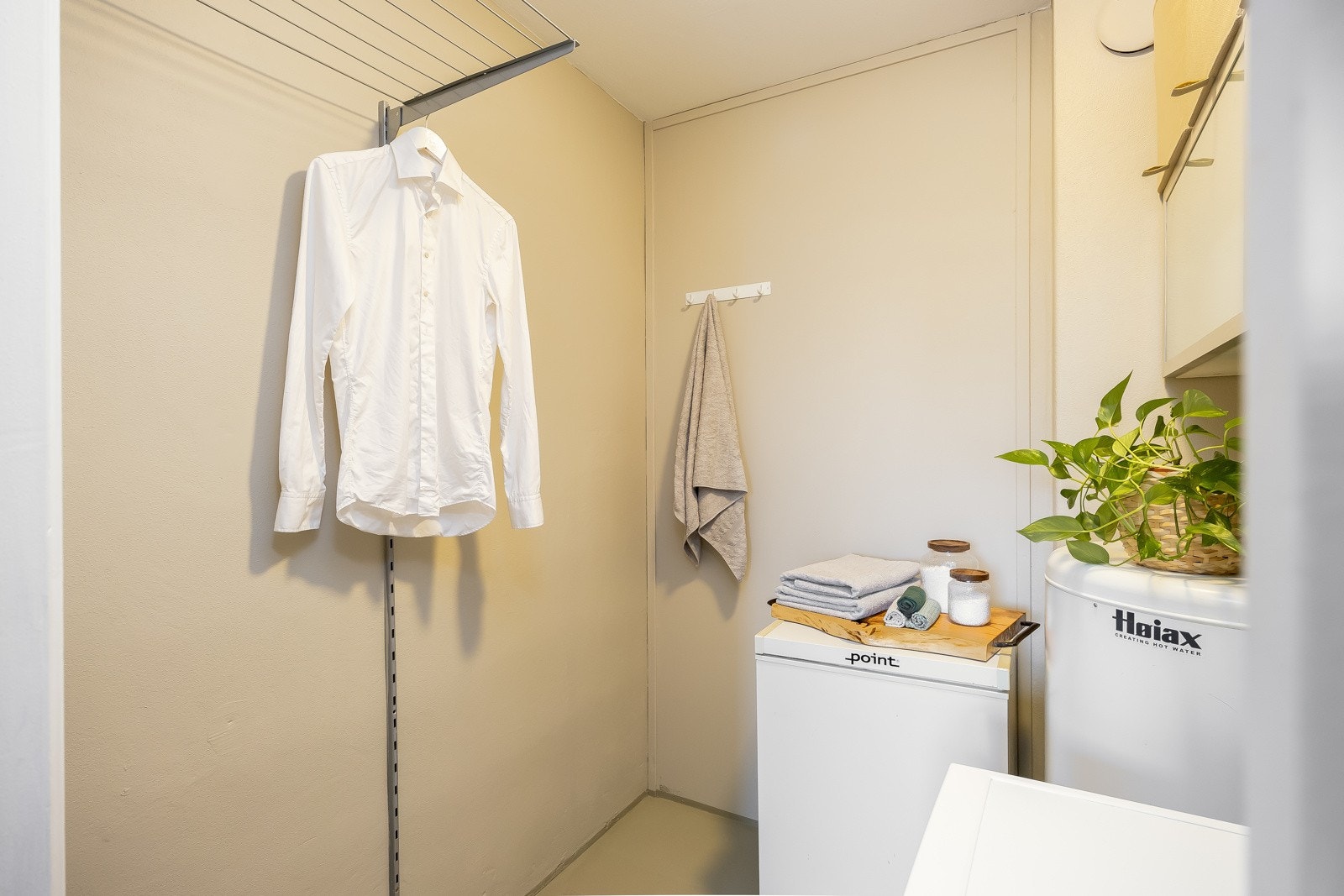 Separat vaskerom vegg i vegg med baderommet med eget sluk og plass til lagring. Galleribilde