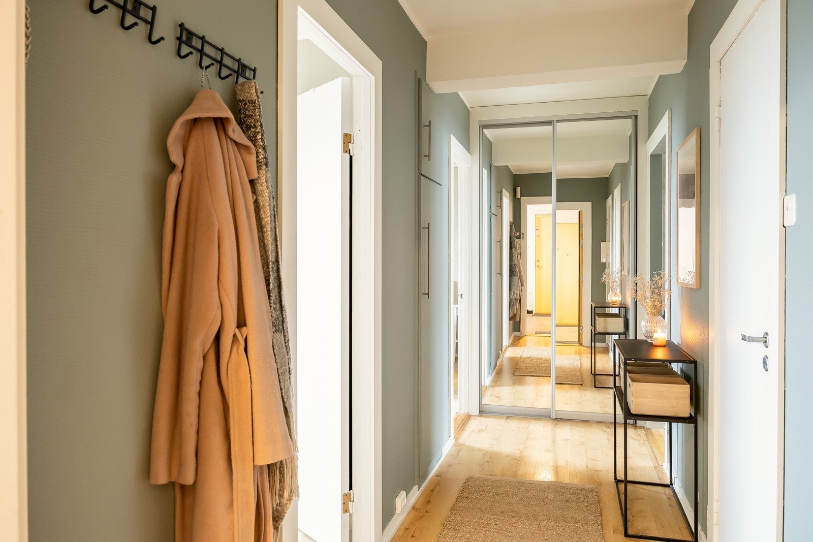 Praktisk gangareal med skyvedørsgarderobe, og god planløsning der soverom er distansert fra stue- og kjøkkenareal. Galleribilde