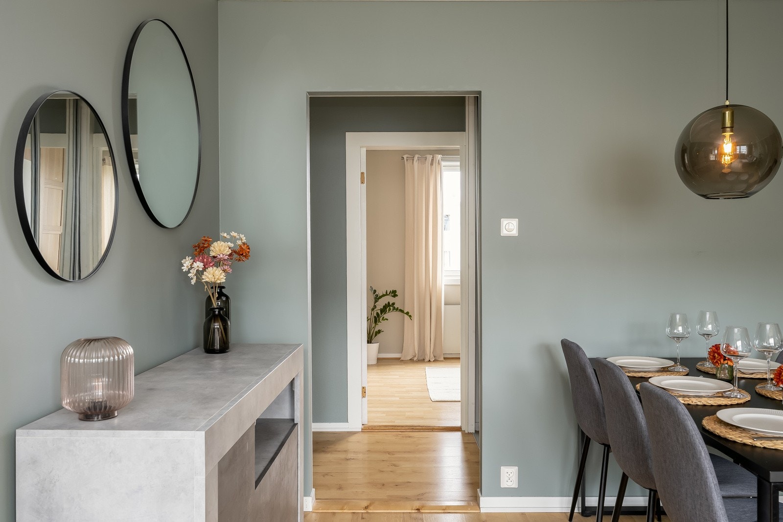 Moderne preg med slette overflater og hovedsakelig skjultanlegg. Galleribilde