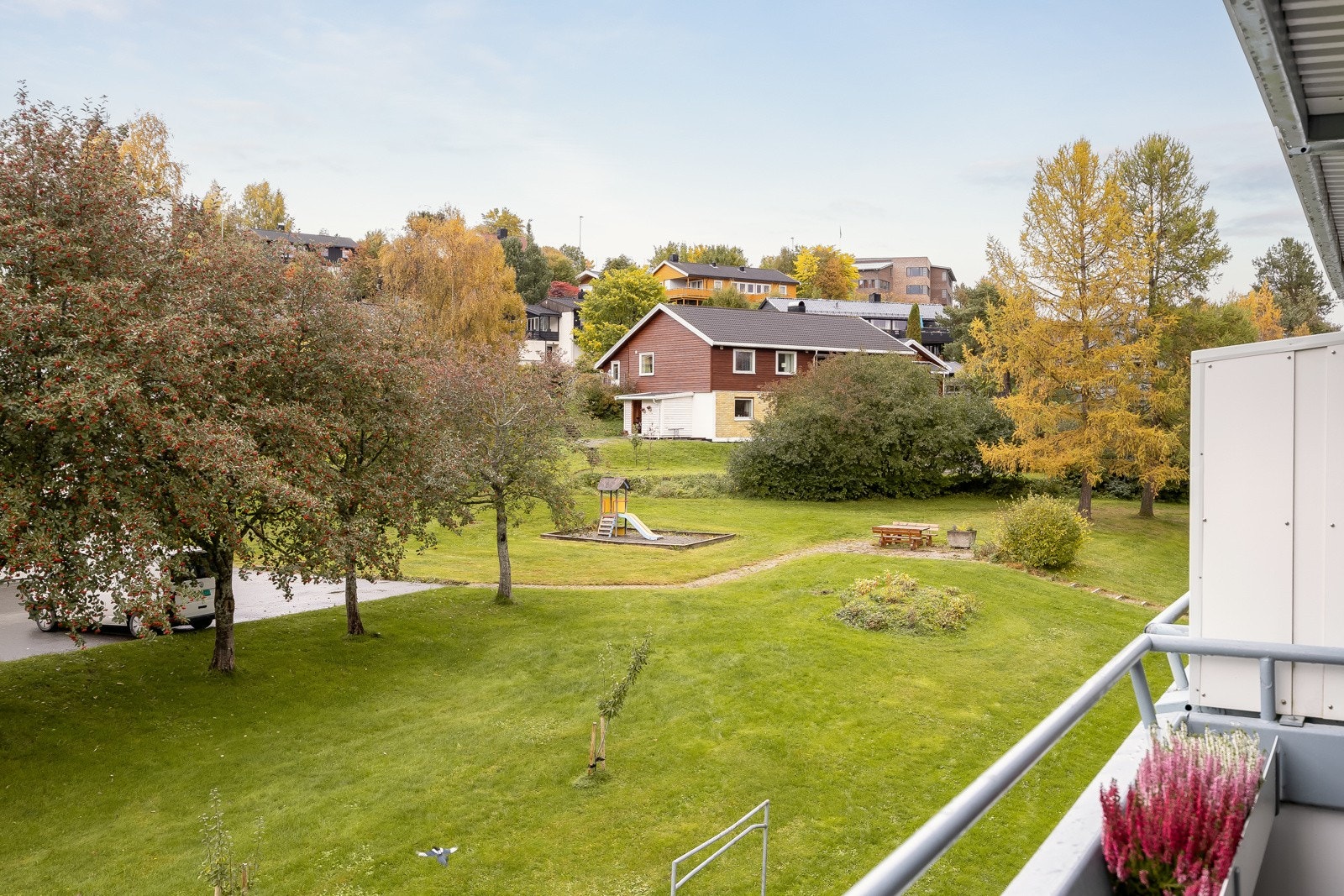 Utmerket plassering med umiddelbar tilgang på turstier og løyper opp mot Bymarka, og godt med plass mellom bebyggelsen. Galleribilde