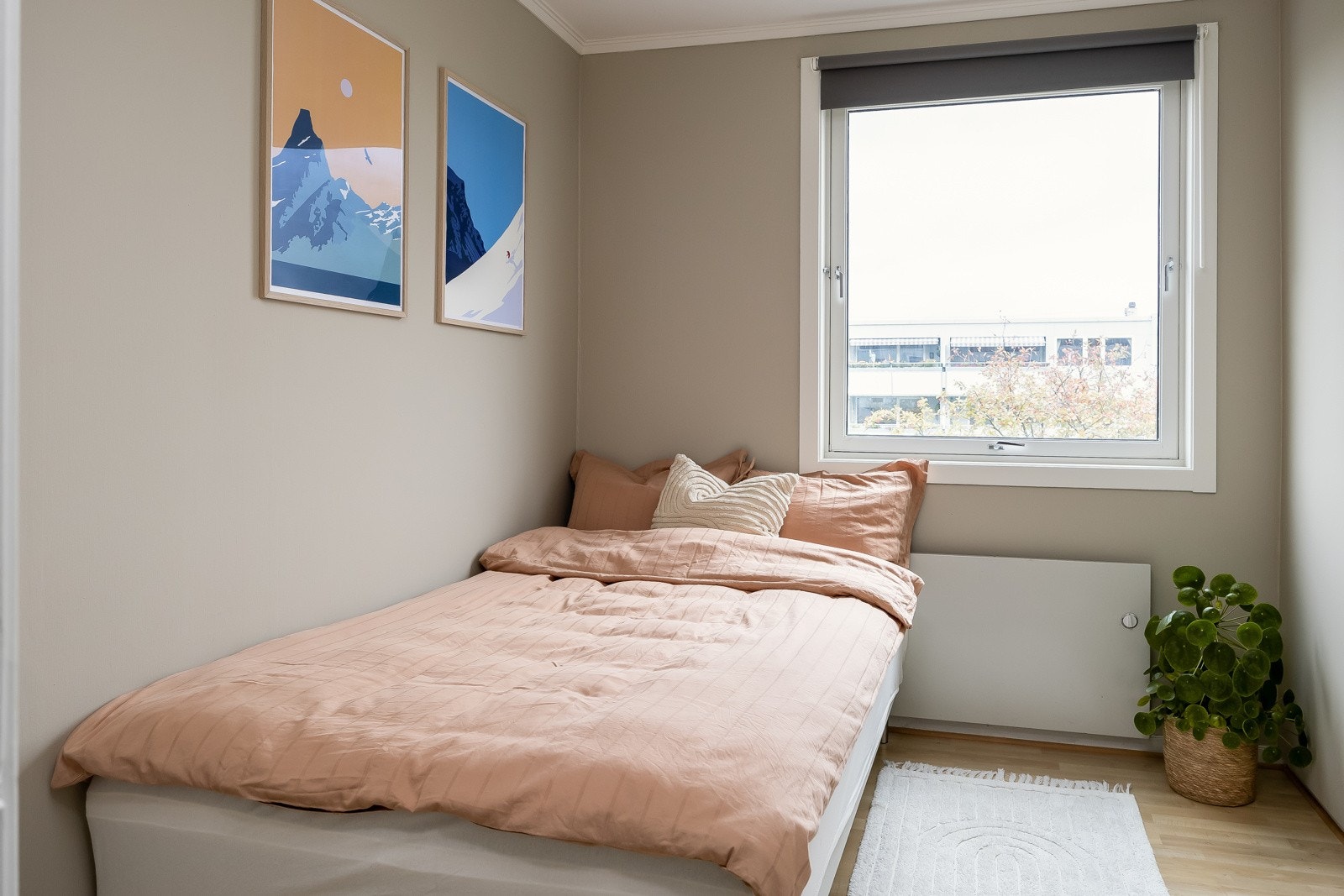 Soverom 2 utgjør ca. 8,5 kvm. Begge soverom nyter godt av den rolige beliggenheten i feltet. Galleribilde