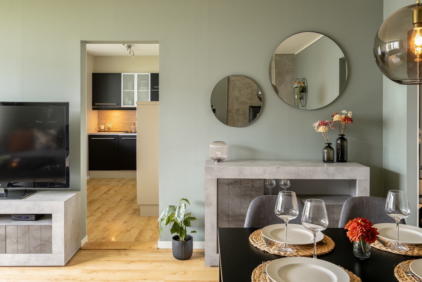 Separat kjøkken i naturlig tilknytning til stuearealet. Galleribilde