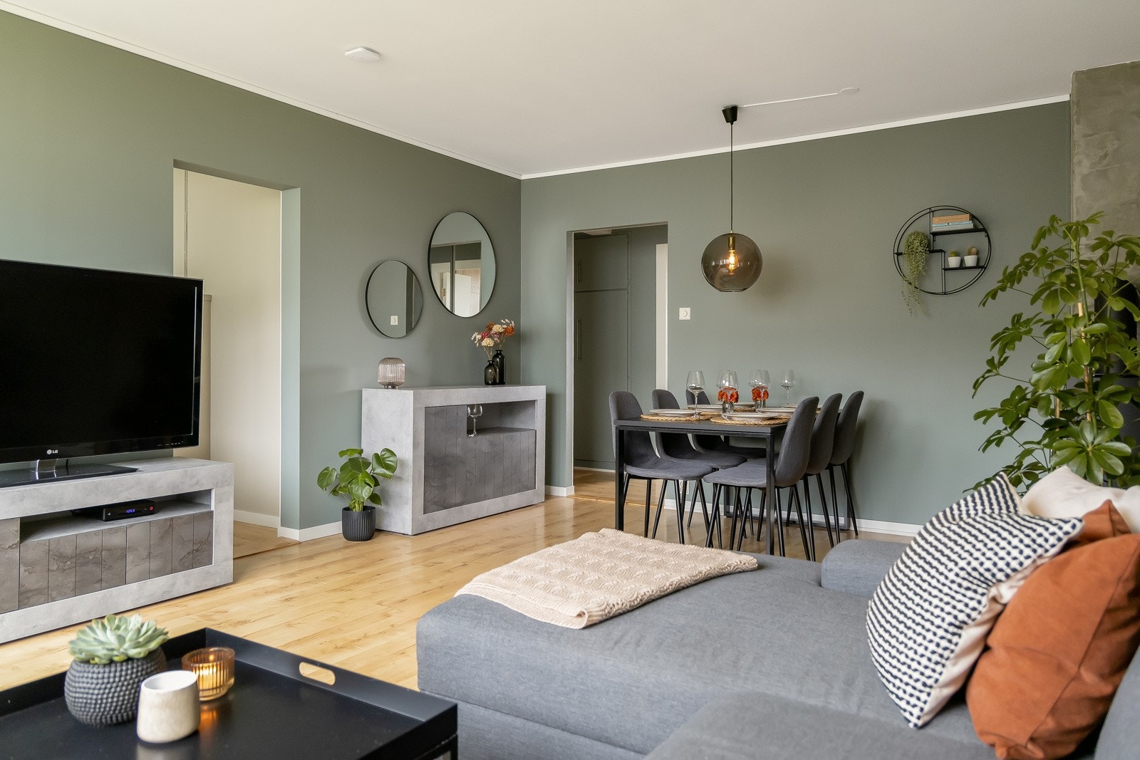 Innbydende stue med utstrakte vindusflater og utgang til balkong. Stua ble for øvrig nymalt i 2022, og byr på god plass på ca. 22,5 kvm. Galleribilde