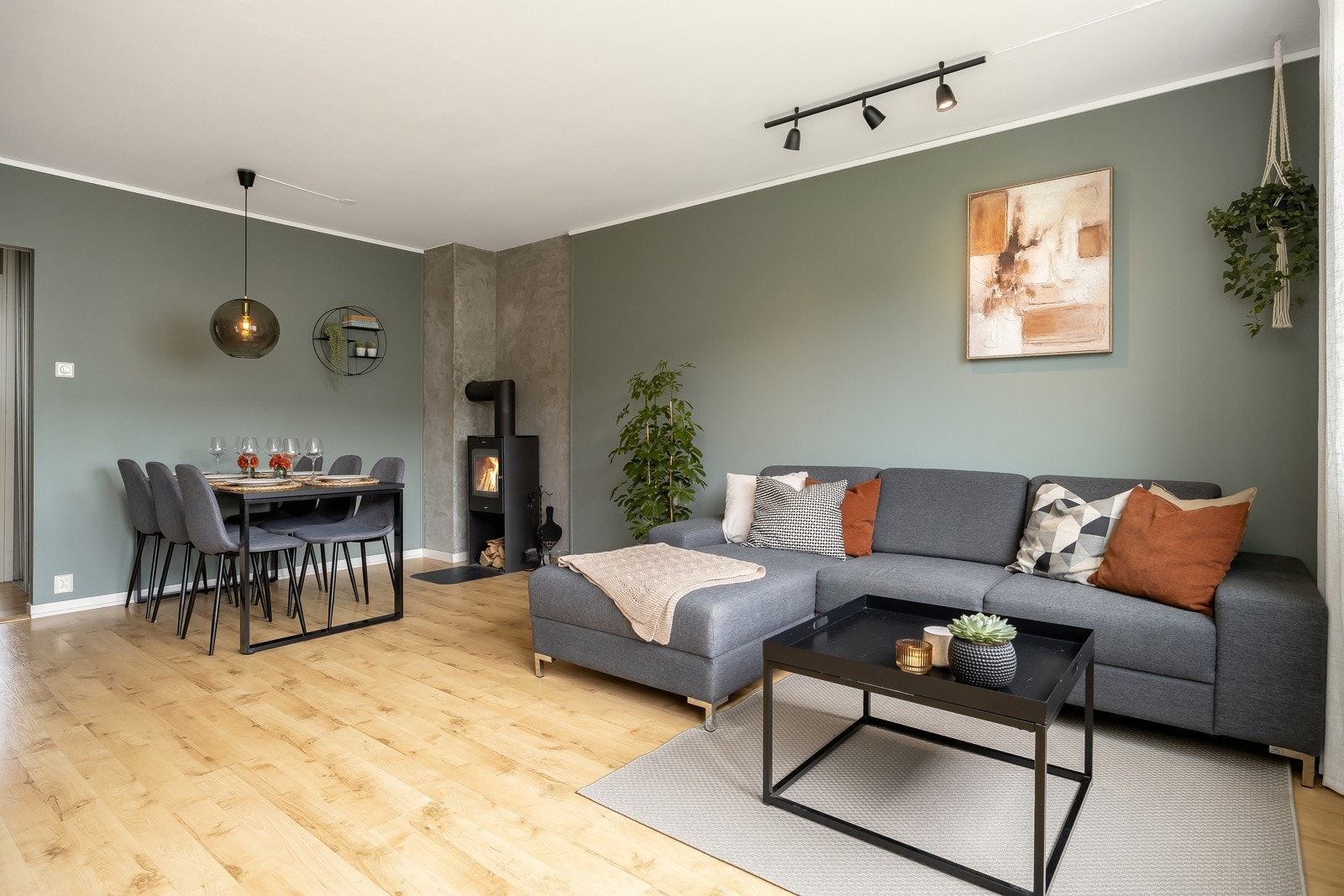 Naturlig plass for både spisestue og sofaavdeling. Galleribilde