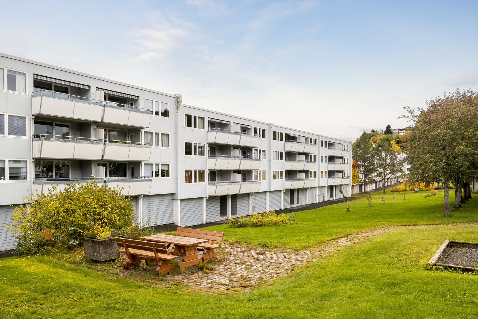 Flotte fellesareal i borettslaget i tillegg til tursti og skiløyper fra feltet og opp til Bymarka. Galleribilde