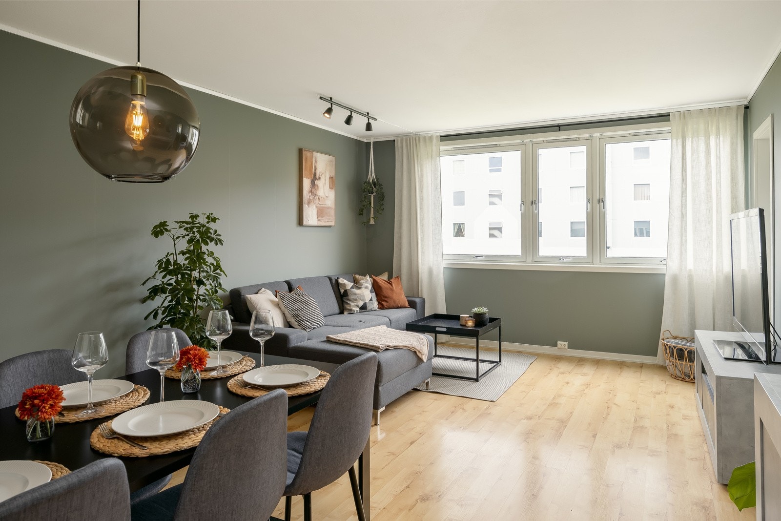 TV og internett er inkludert i felleskostnaden sammen med bl.a. kommunale avgifter, renhold fellesareal, garasje m.m. Galleribilde