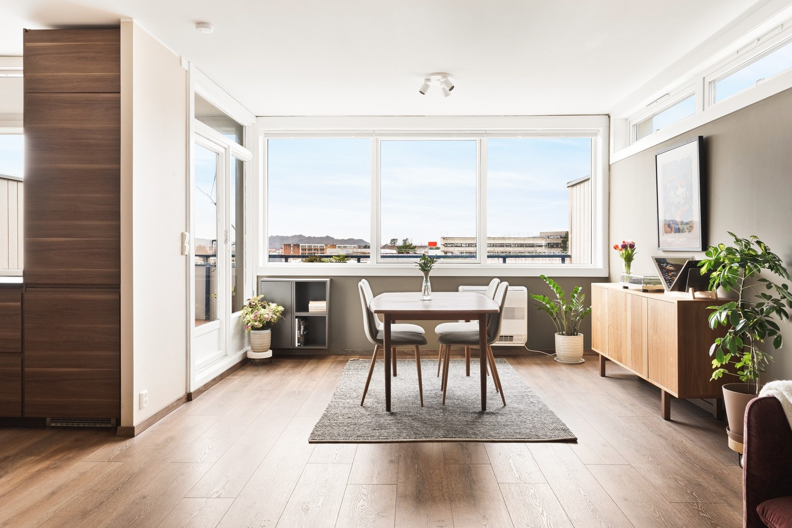 Rommets store vindusflater sørger for rikelig med naturlig lysinnslipp og gir en flott atmosfære i rommet. Galleribilde