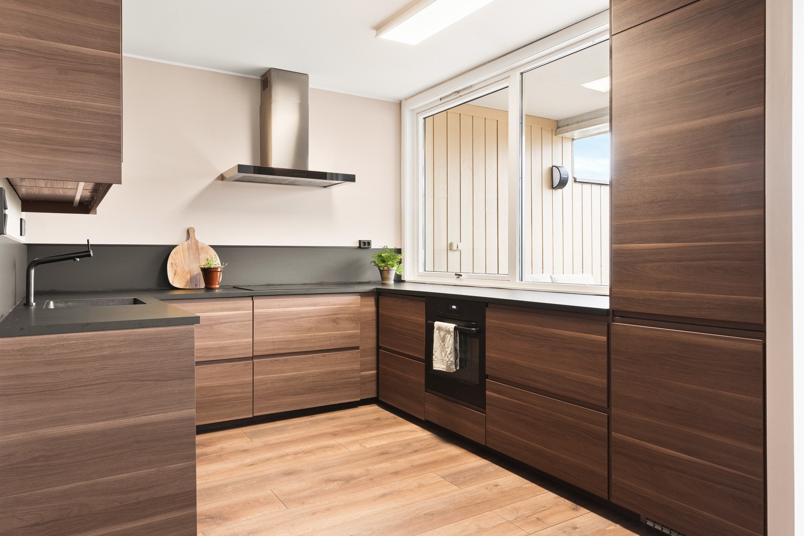 Av integrerte hvitevarer finner du oppvaskmaskin, platetopp, stekeovn og kjøleskap med frysedel. Galleribilde