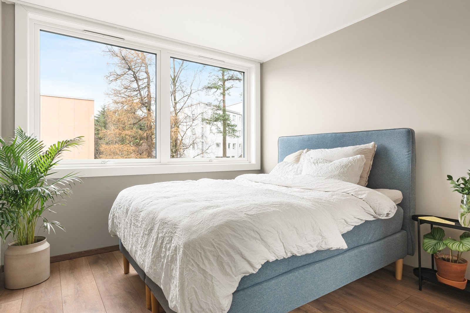 Hovedsoverommet har god plass til en dobbeltseng, nattbord og en praktisk garderobeløsning. Galleribilde