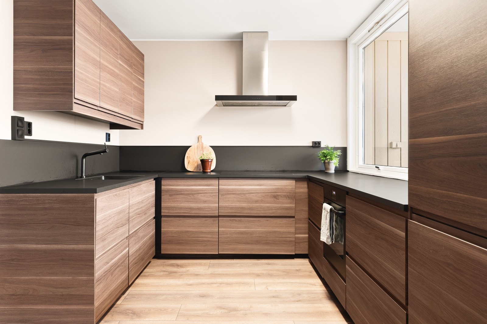 Kjøkkenet er nytt fra 2021 og er fra IKEA, innredningen består av et tidløst og moderne kjøkken med pene detaljer. Galleribilde