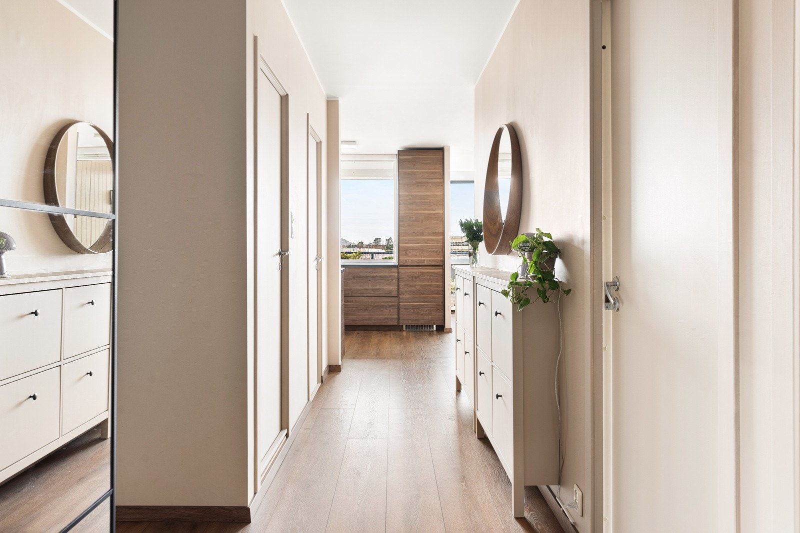 Fra entré er det en naturlig overgang inn til stueområdet. Galleribilde