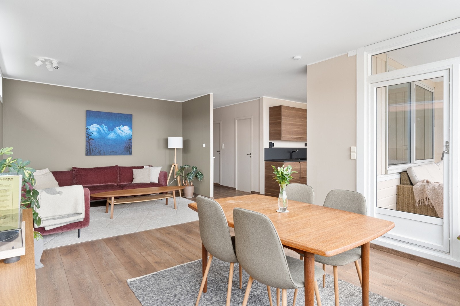 Stuen er i en åpen løsning med kjøkkenet, som både er sosialt og praktisk! Galleribilde