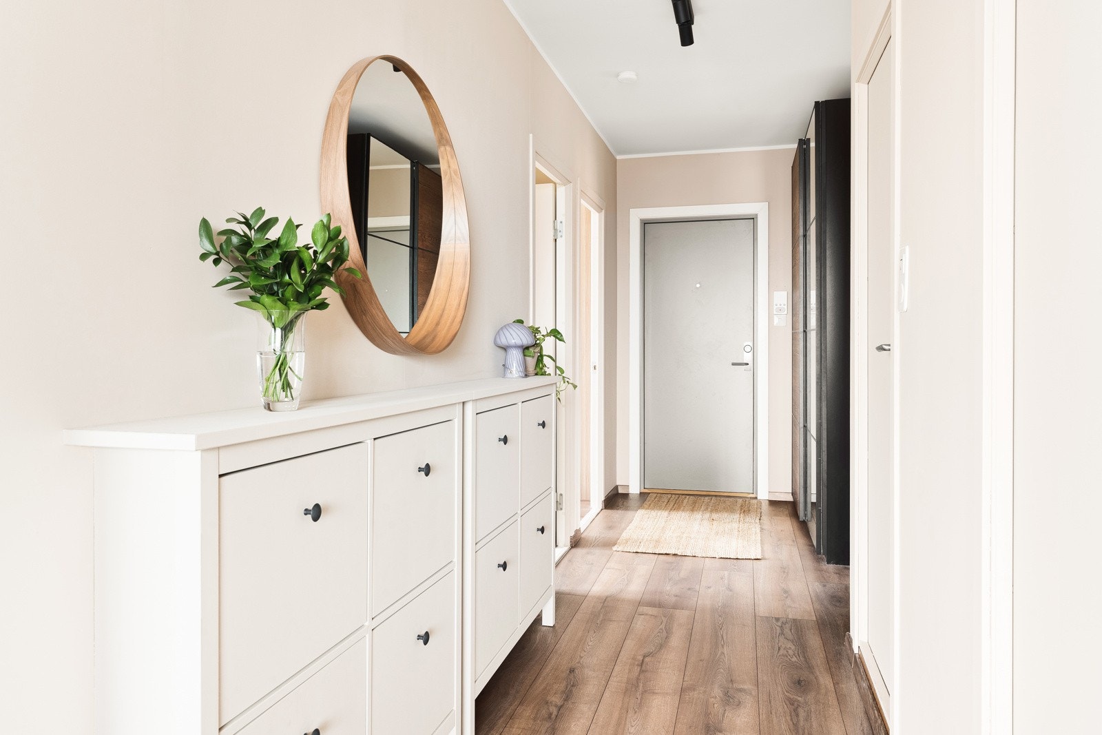 Vegger er malt i en lys, behagelig farge og på gulvet finner du en 1-stavs laminat som er gjennomgående for hele leiligheten. Galleribilde