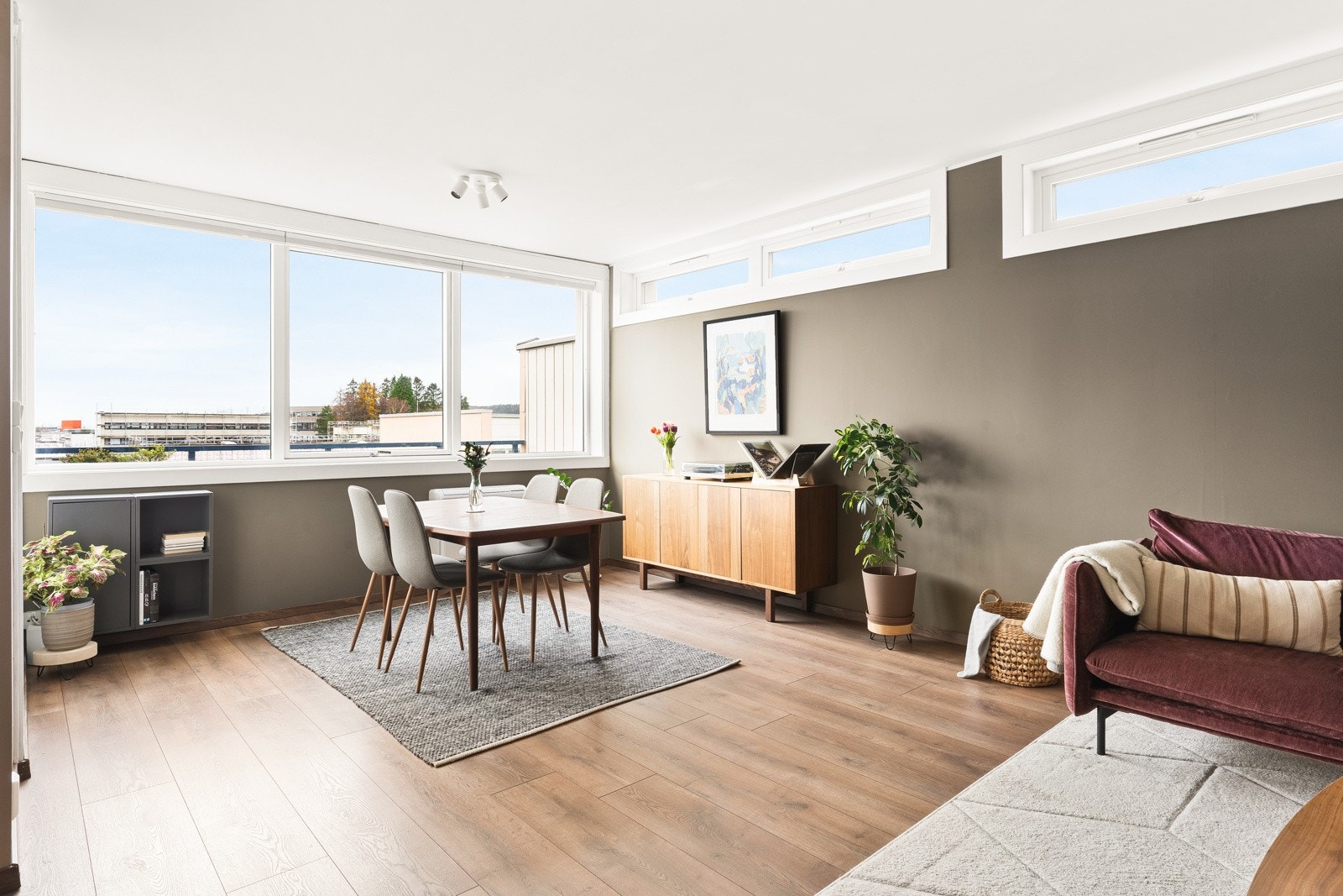 Stuens praktiske utforming gjør det enkelt å innrede med stuebord og en egen sofa/media sone Galleribilde