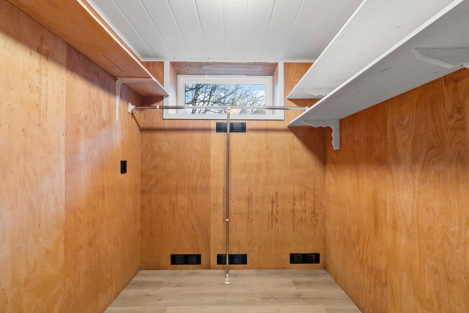 Bod / garderobe i tilknytning til gangen Galleribilde