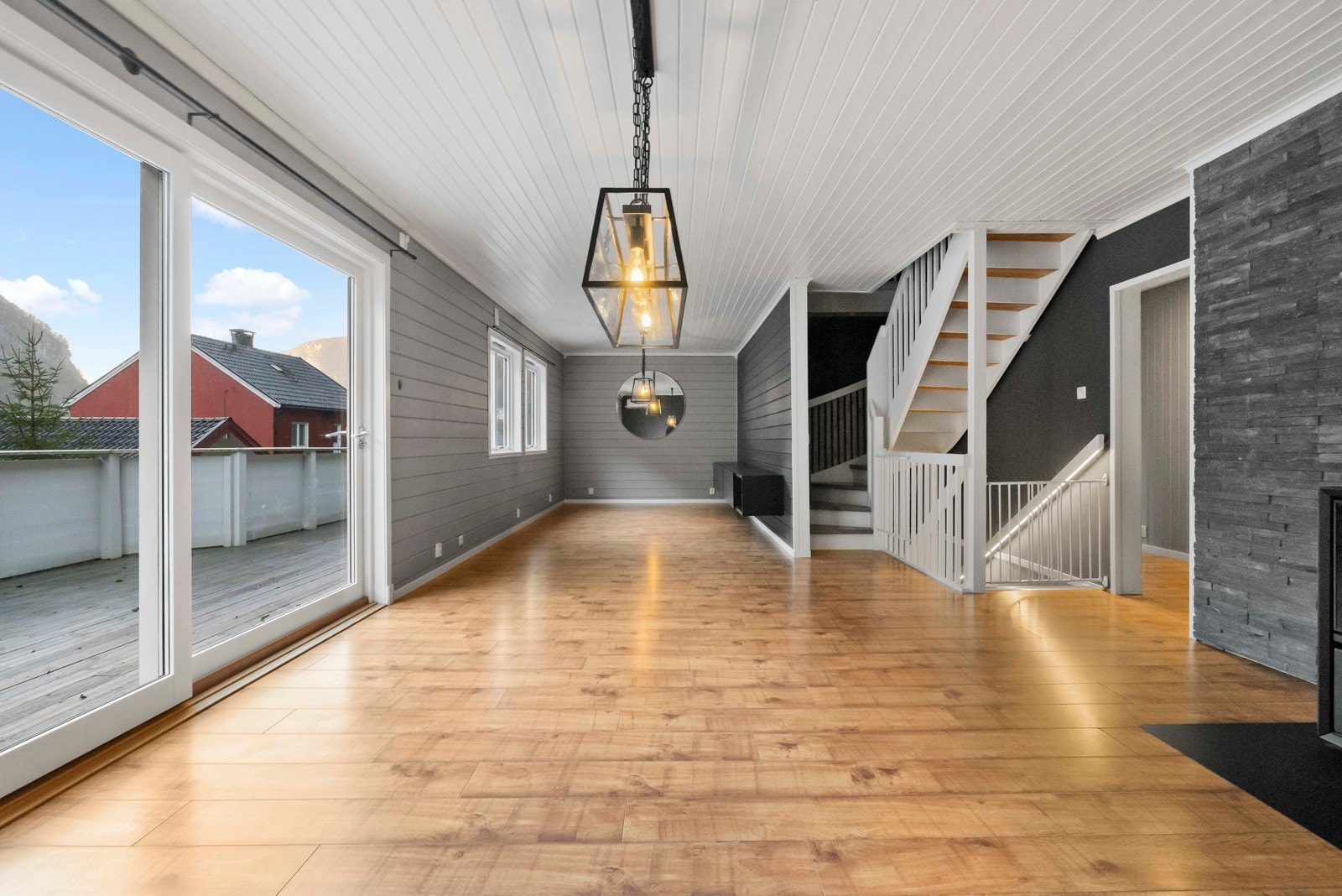 Adkomst ut til sørvendt veranda Galleribilde