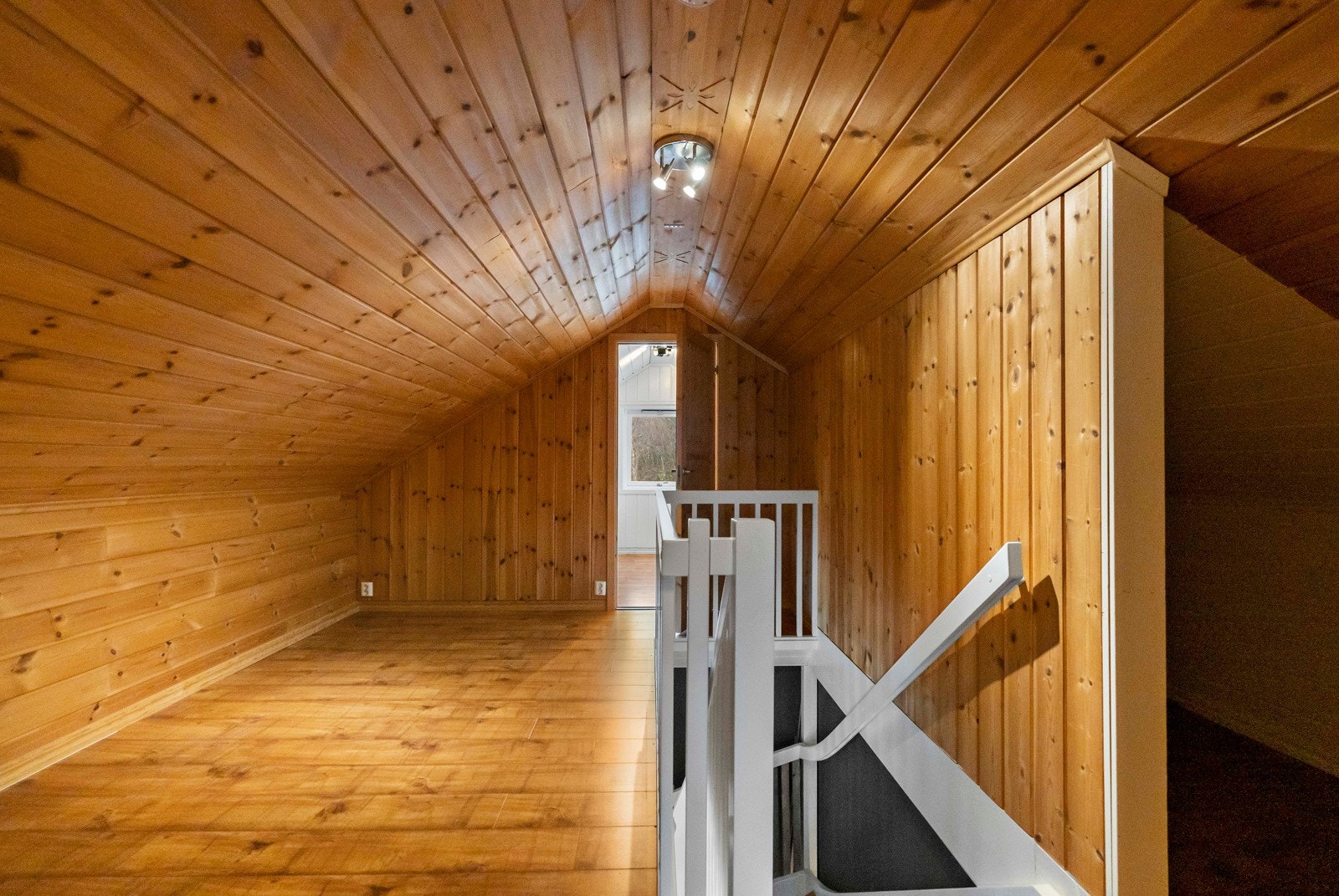 På loftet er det innreda med gang/loftstue og 2 soverom Galleribilde