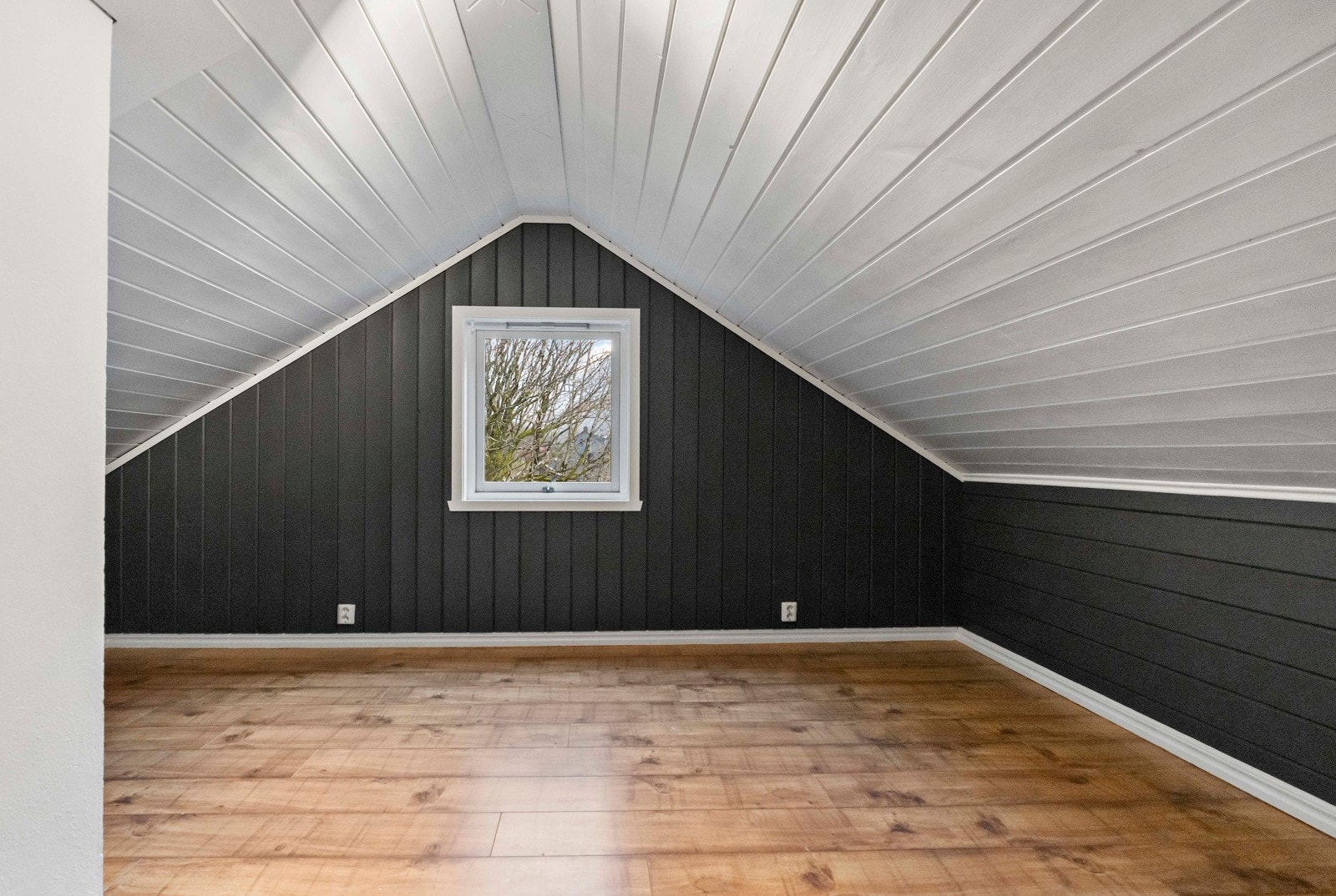 Soverom 2 av 2 på loft Galleribilde