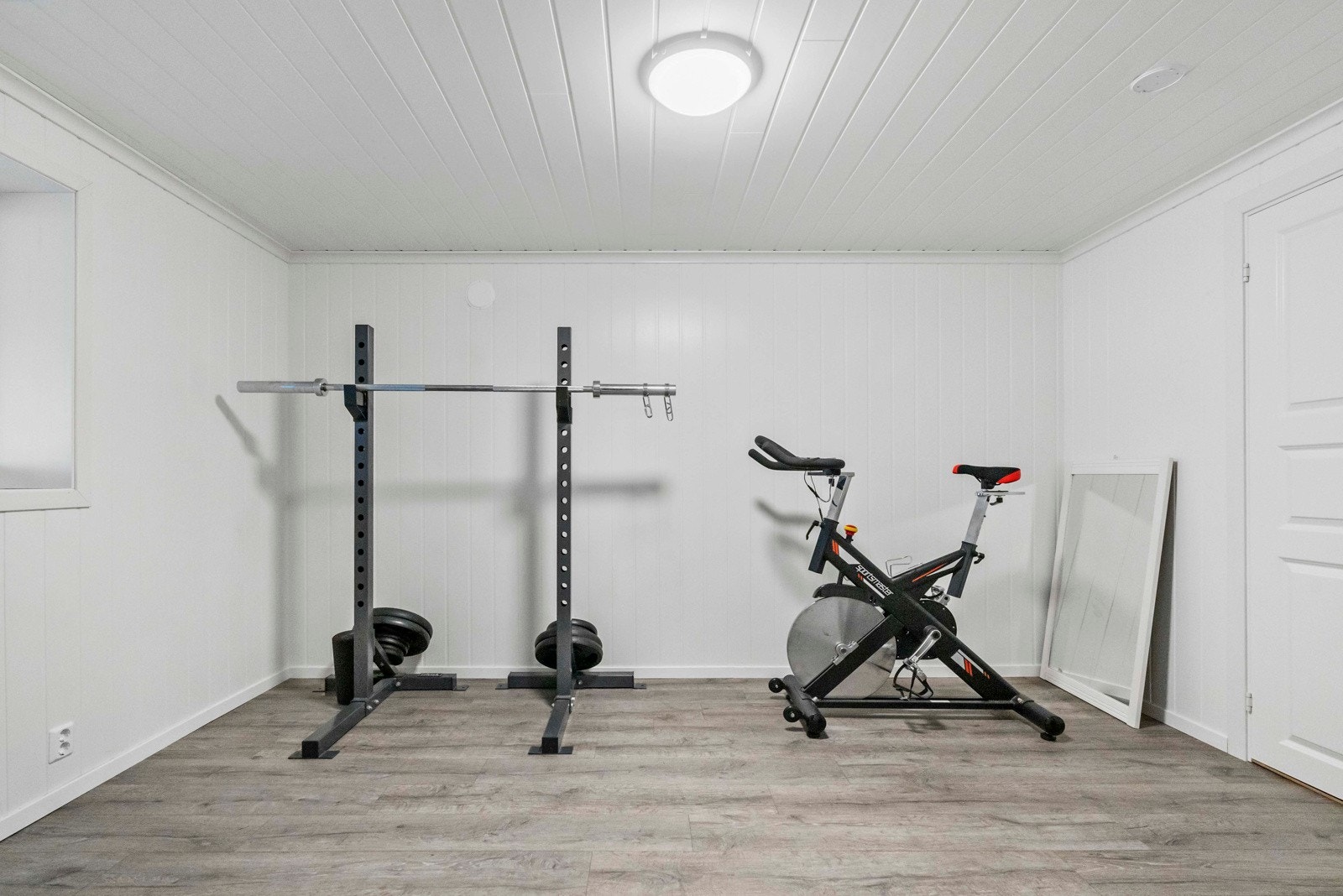 Disponibelt rom i kjelleren brukt til treningsrom Galleribilde