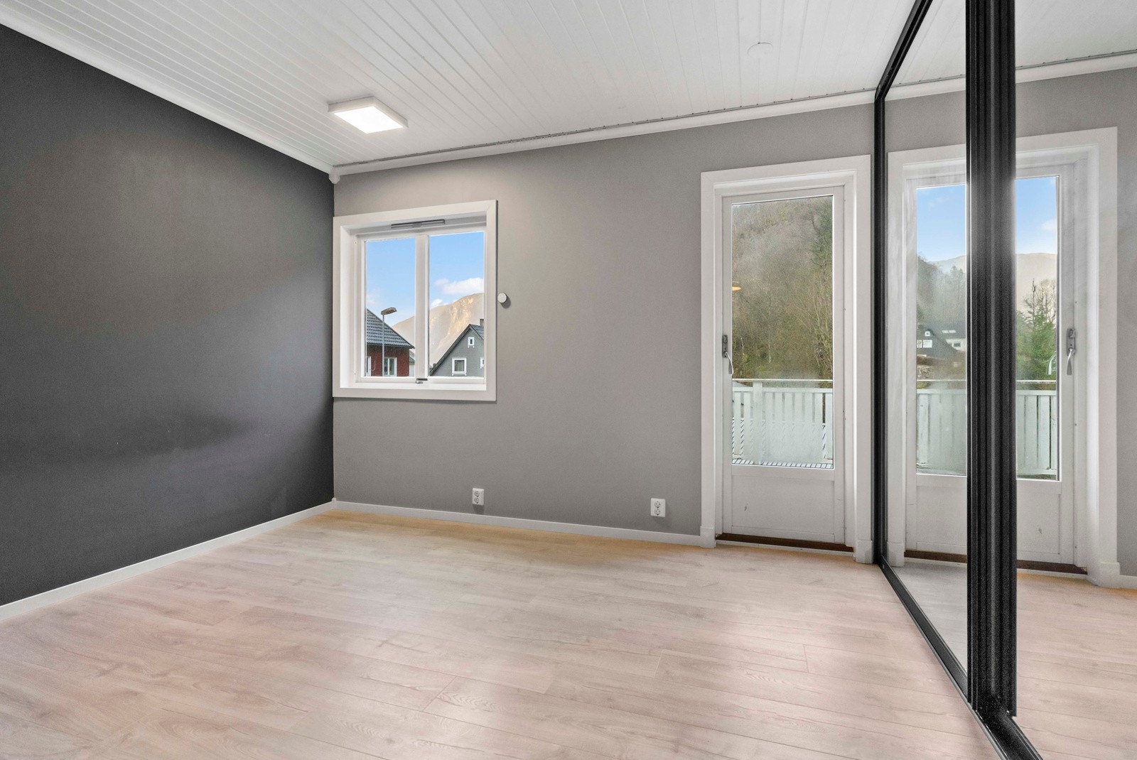 På hovedplan er det ett soverom - innreda med skyvedørsgarderobe og utgang til veranda Galleribilde