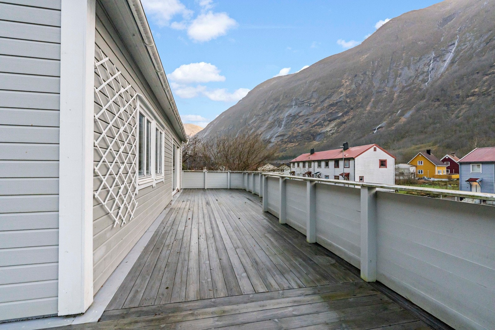 Verandaen har adkomst fra stue, ene soverom og hagen Galleribilde