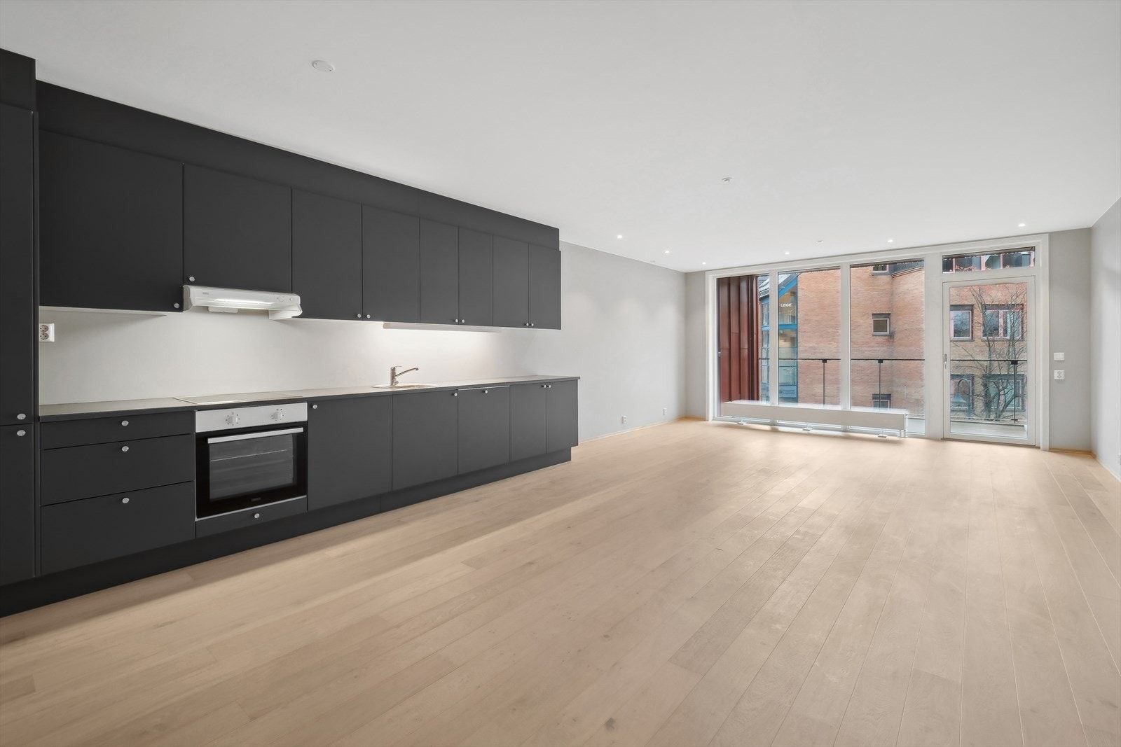 Stue/kjøkken er på ca 40 m2 og har god plass for både langbord/spisestue og sofagruppe m.m. Galleribilde