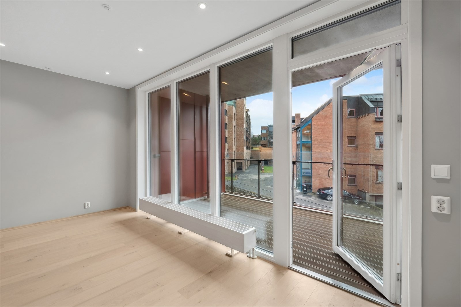 Store vinduer og terrassedør til balkong. Galleribilde